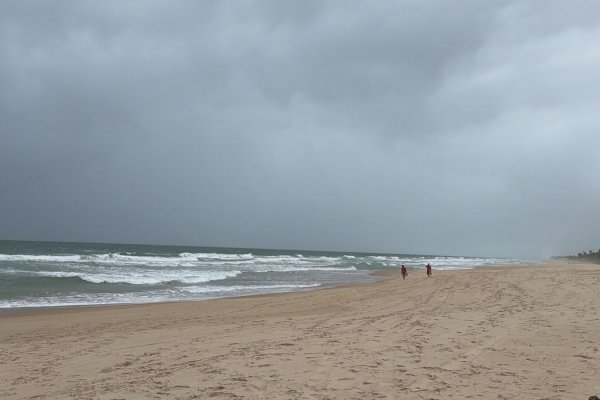 [Bombeiros fazem buscas por desaparecido em praia no litoral norte]