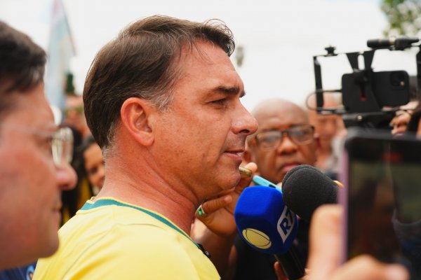 [Após defender saída de Dino e Moraes, Flávio Bolsonaro promete indicar até 6 ministros para o STF]
