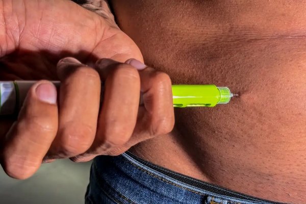 [Anvisa alerta para risco de contaminação em preparo caseiro de caneta emagrecedora ilegal]
