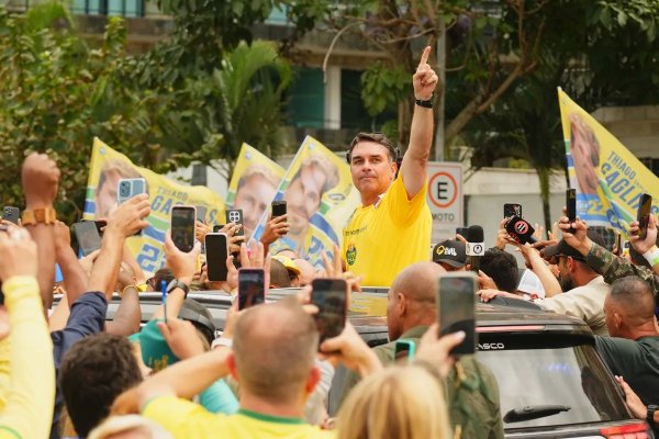 [Flávio Bolsonaro acusa CNBB de participar da divulgação de fake news sobre Nossa Senhora Aparecida ]