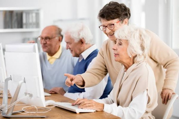 [Brasil tem 26,6 milhões de internautas 60+; golpes exploram banco, benefícios e relações de confiança! ]