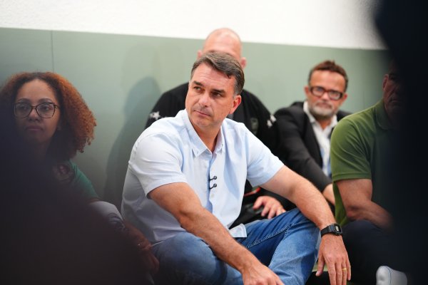 [Flávio Bolsonaro desiste de debate da Globo ]