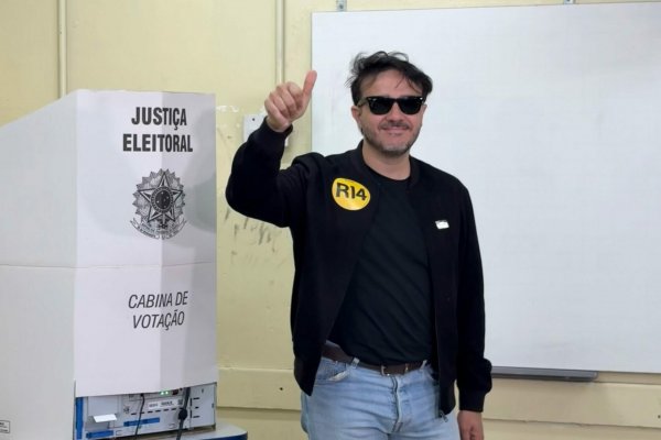 [Renan Santos vota em SP, diz que eleição foi vazia e chama Flávio Bolsonaro de 'desqualificado, covarde e burro']