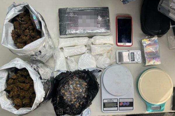 [ Mais de 2,7 kg de drogas e 75 frascos de lança-perfume são apreendidos em bairro de Salvador]