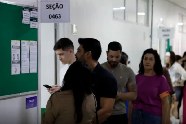 [Eleitores relatam registro de ausência no sistema do TSE após votação no 1º turno ]
