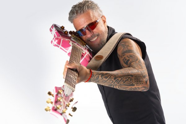 [Tuca Fernandes anuncia audiovisual para celebrar 15 anos de carreira solo! ]