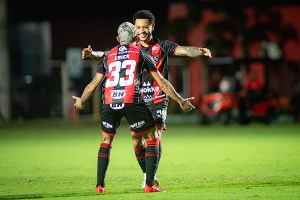 [Vitória goleia Chapecoense e abre distância para zona de rebaixamento]