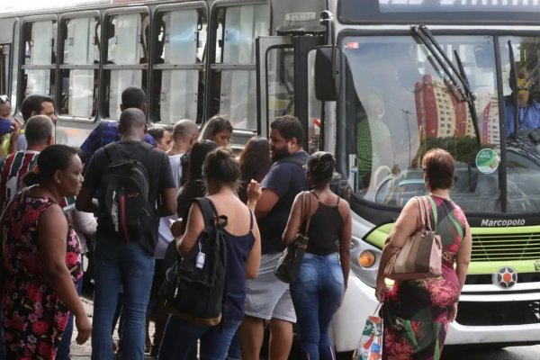 [Transporte terá horários especiais e reforço de ônibus durante feriadão em Salvador ]