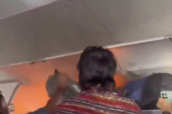 [Vídeo: Power bank pega fogo em avião com 180 pessoas e provoca pouso de emergência]