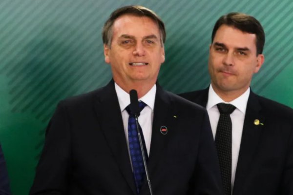 [Moraes autoriza retomada de visitas de Flávio a Jair Bolsonaro]