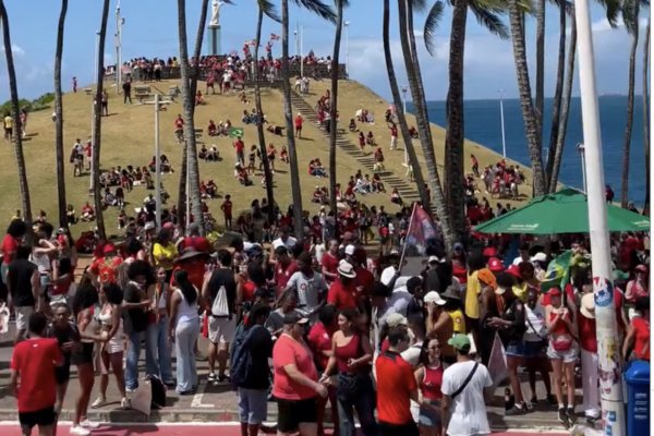 [Vídeo: Pelo segundo dia consecutivo, apoiadores de Lula fazem manifestação na Barra, em Salvador]