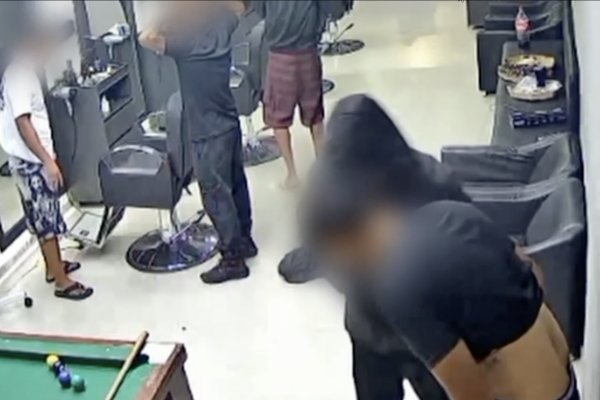 [Vídeo: assaltante força homem a tirar a calça durante roubo em barbearia na Bahia]
