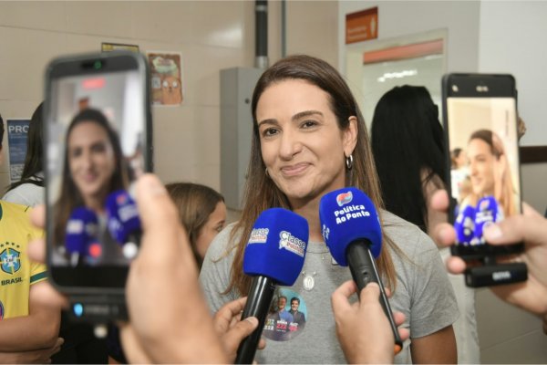 [Roberta Roma é internada novamente após sentir dor no peito e passa por cateterismo]