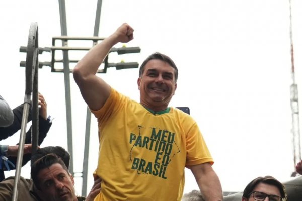 [Justiça barra concessão de título de cidadão soteropolitano a Flávio Bolsonaro]