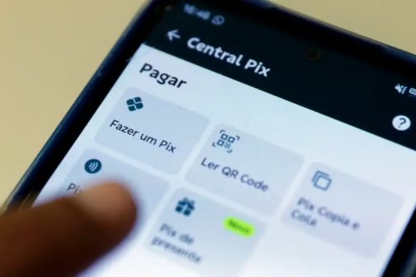 [Homem recebe Pix de R$ 723 por engano, bloqueia polícia e acaba indiciado]