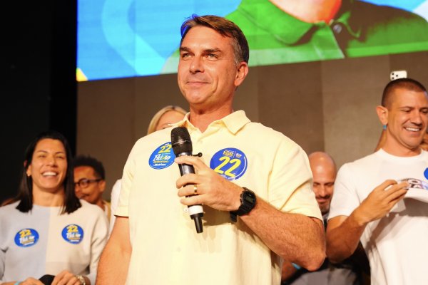 [Justiça libera entrega de título de cidadão soteropolitano a Flávio Bolsonaro]