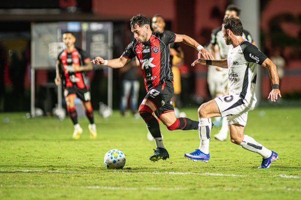 [Vitória tenta primeiro triunfo fora de casa contra um pressionado Corinthians ]