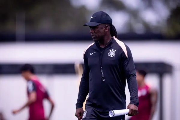 [Seedorf não estreia pelo Corinthians contra o Vitória nesta segunda-feira (19)]