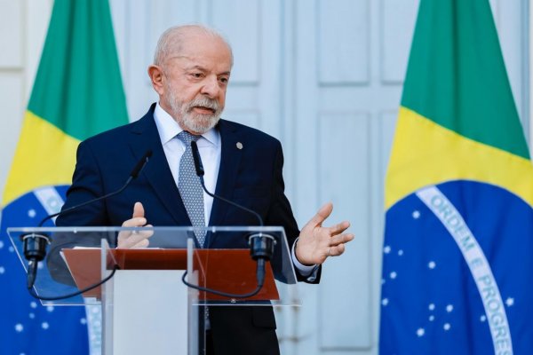 [Lula diz que pedirá ao TSE abertura de seu sigilo bancário e desafia Flávio Bolsonaro a fazer o mesmo]