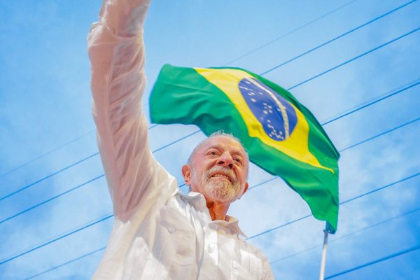 [Campanha de Lula aciona TSE e alega que Meta segue favorecendo Flávio Bolsonaro nas redes sociais ]