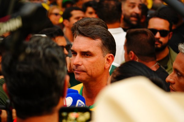 [CPMI contra Flávio Bolsonaro reúne 100 assinaturas no Congresso Nacional ]