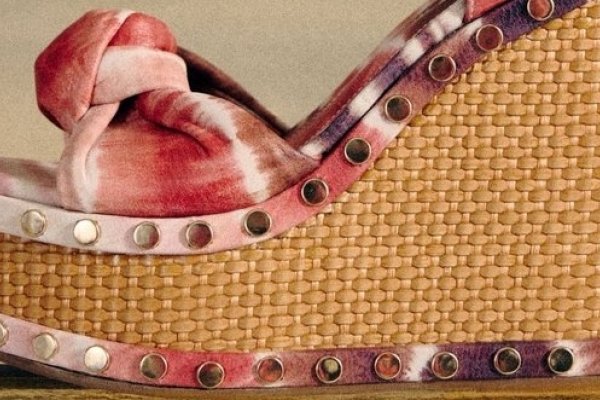 [Schutz apresenta novos modelos de sapatos e bolsas para atualizar os looks da temporada! ]