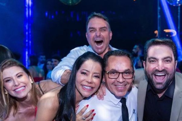 [PF investiga suspeita de sociedade oculta de Flávio Bolsonaro com casa de apostas ]