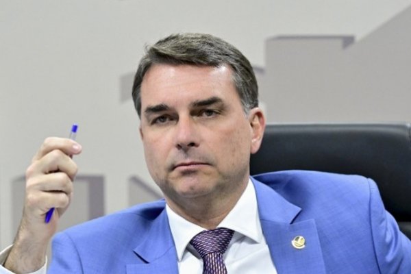 [Campanha de Flávio diz que vai abrir sigilos após análise dos documentos entregues por Lula ]