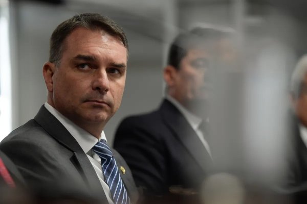 [Flávio Bolsonaro paga R$ 3,6 milhões à Meta na reta final da eleição]