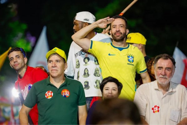 [Campanha de Lula pede ao TSE para excluir canal de Janones do registro eleitoral ]