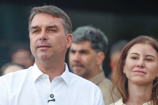[Flávio Bolsonaro entrega ao TSE autorizações para abrir sigilos do pai e dos irmãos]