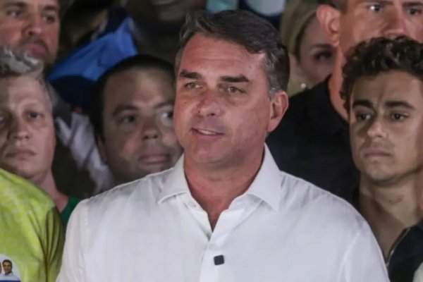[TSE desmente declaração de Flávio Bolsonaro de que fiscais do PL teriam sido expulsos de sala-cofre ]