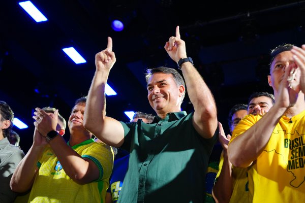 [PF pediu apreensão de passaporte de Flávio Bolsonaro 7 minutos após derrota nas urnas]