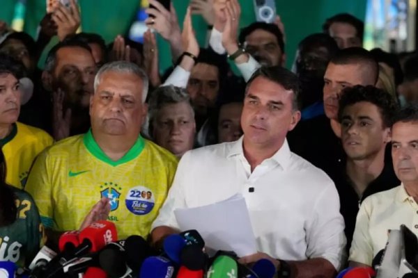 [Aliados de Flávio Bolsonaro atuavam para que senador reconhecesse derrota para Lula ]