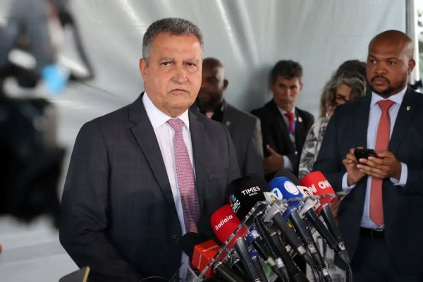 [Rui Costa critica articulação para reeleição de Alcolumbre que envolve anistia ou indulto a Jair Bolsonaro  ]