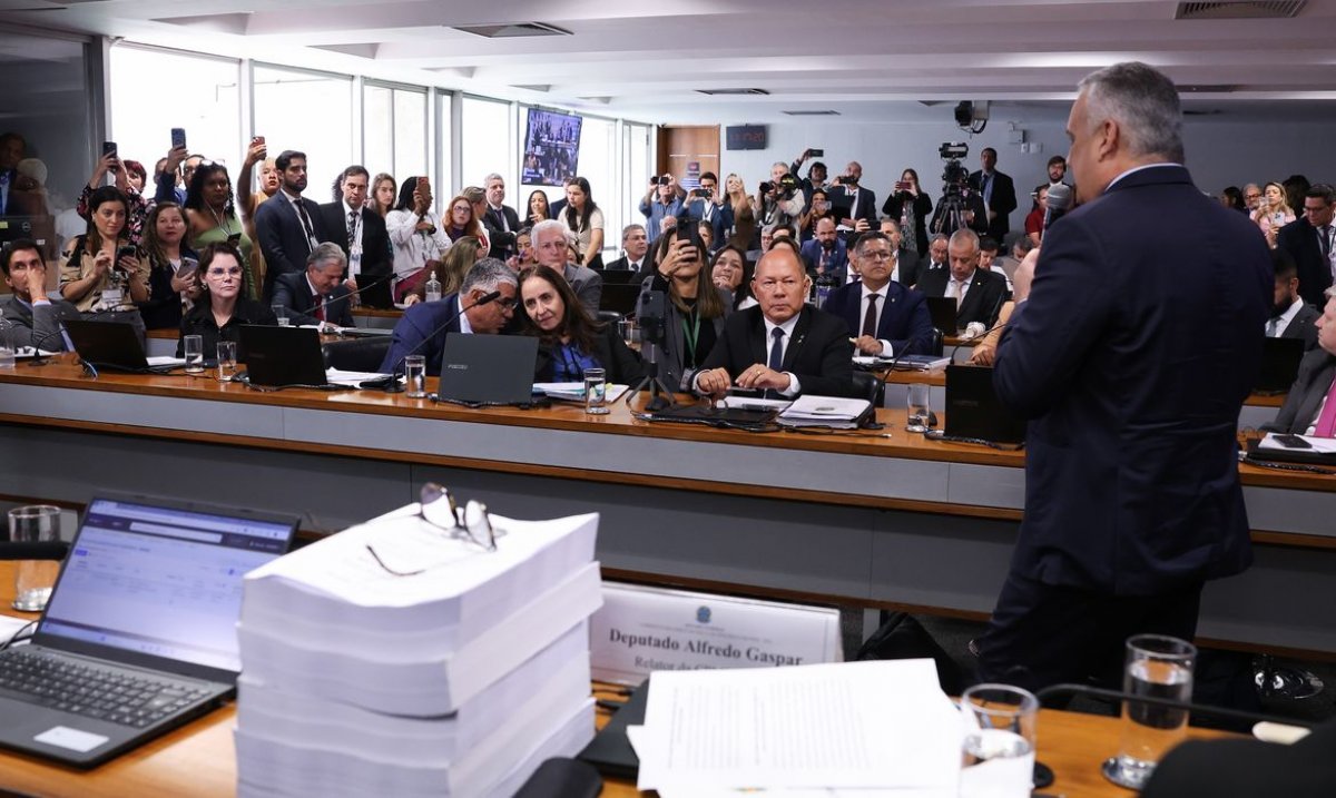 A REPÚBLICA GOLPEADA