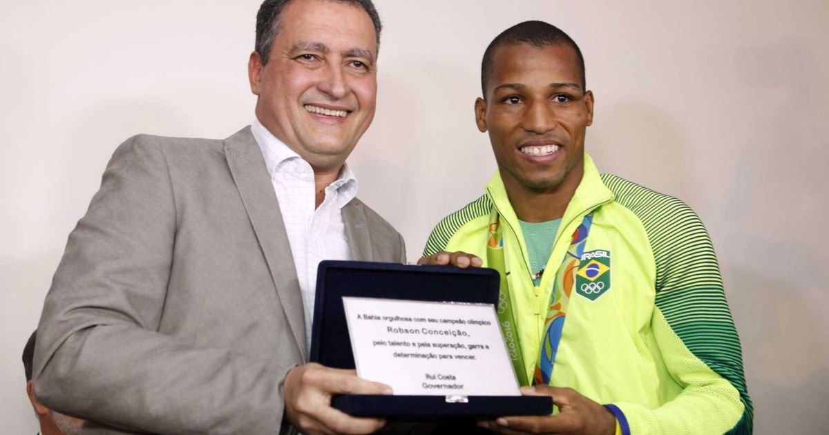 Campeão rebate o Governador
