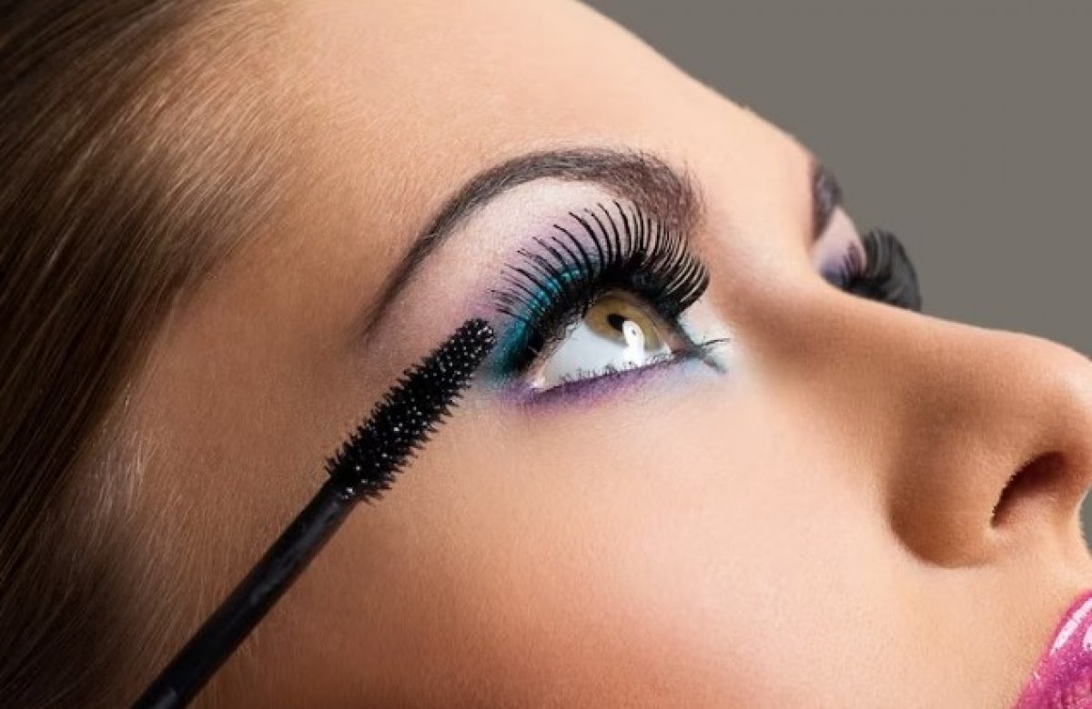 Carnaval: maquiagem, cílios postiços e pomadas modeladoras para tranças podem prejudicar a saúde dos olhos!