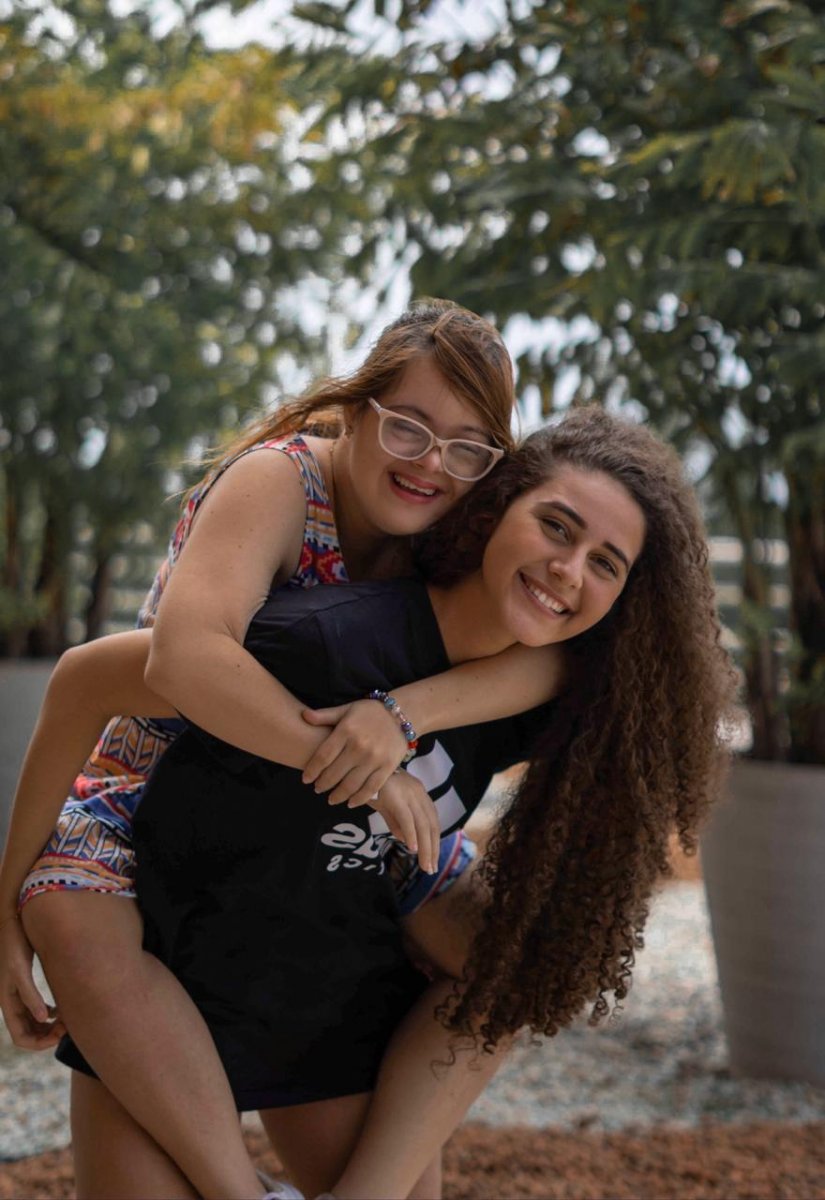 Cacai Bauer e a importância da visibilidade das pessoas com deficiência nas mídias sociais digitais