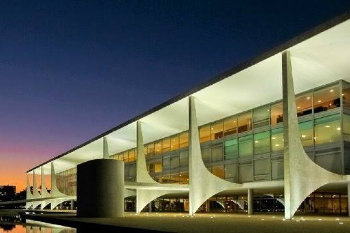 Servidores federais aprovam mobilização para greve por aumento