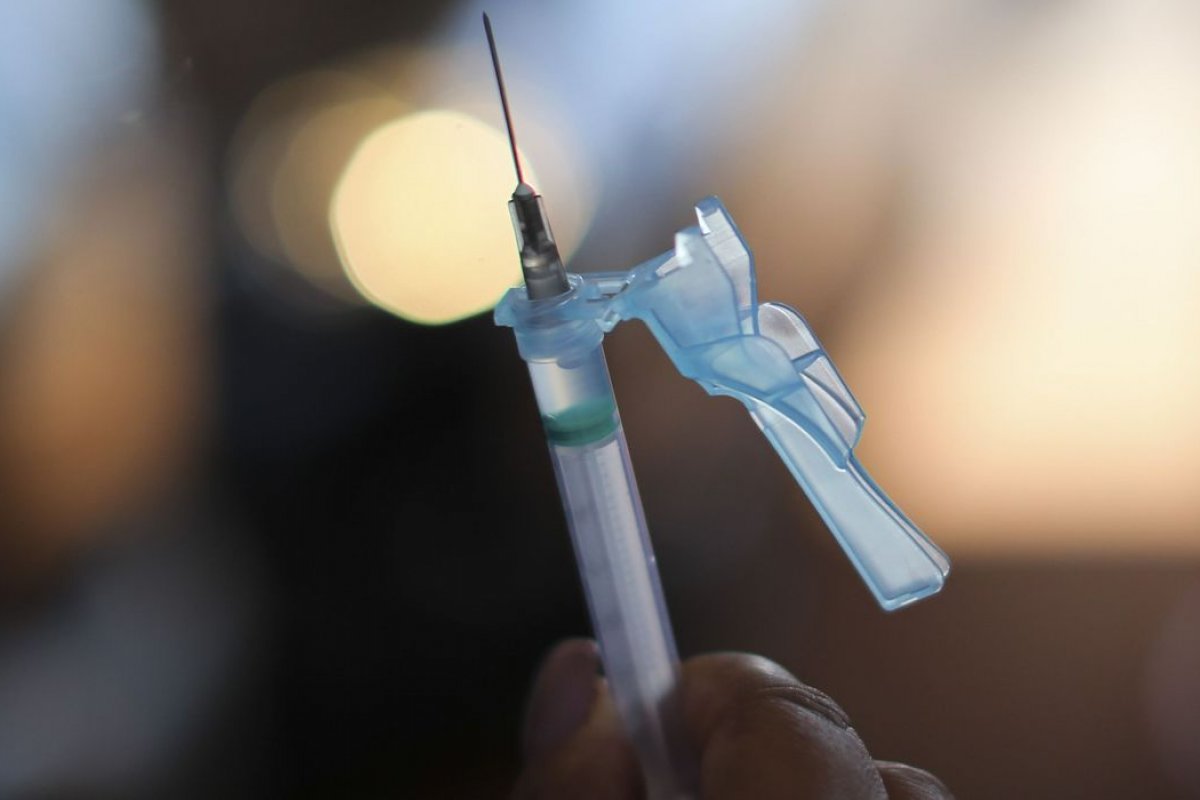 Vacinas aumentam proteção em pessoas que já tiveram Covid-19, aponta Fiocruz