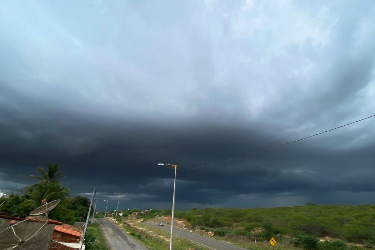 Fortes chuvas que atingiram a Bahia vão em direção à 19 capitais brasileiras, afirma Climatempo