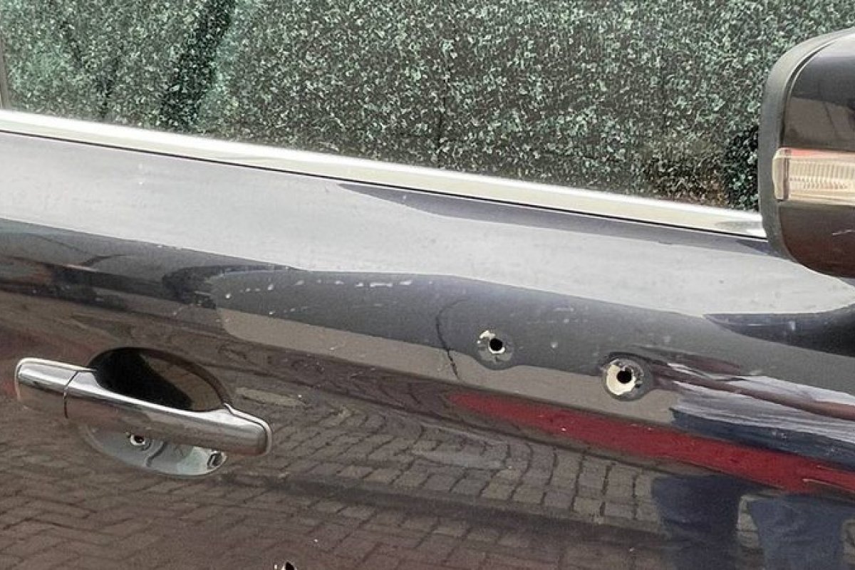 Carro de esposa do presidente da Comlurb é baleado ao entrar por engano em comunidade