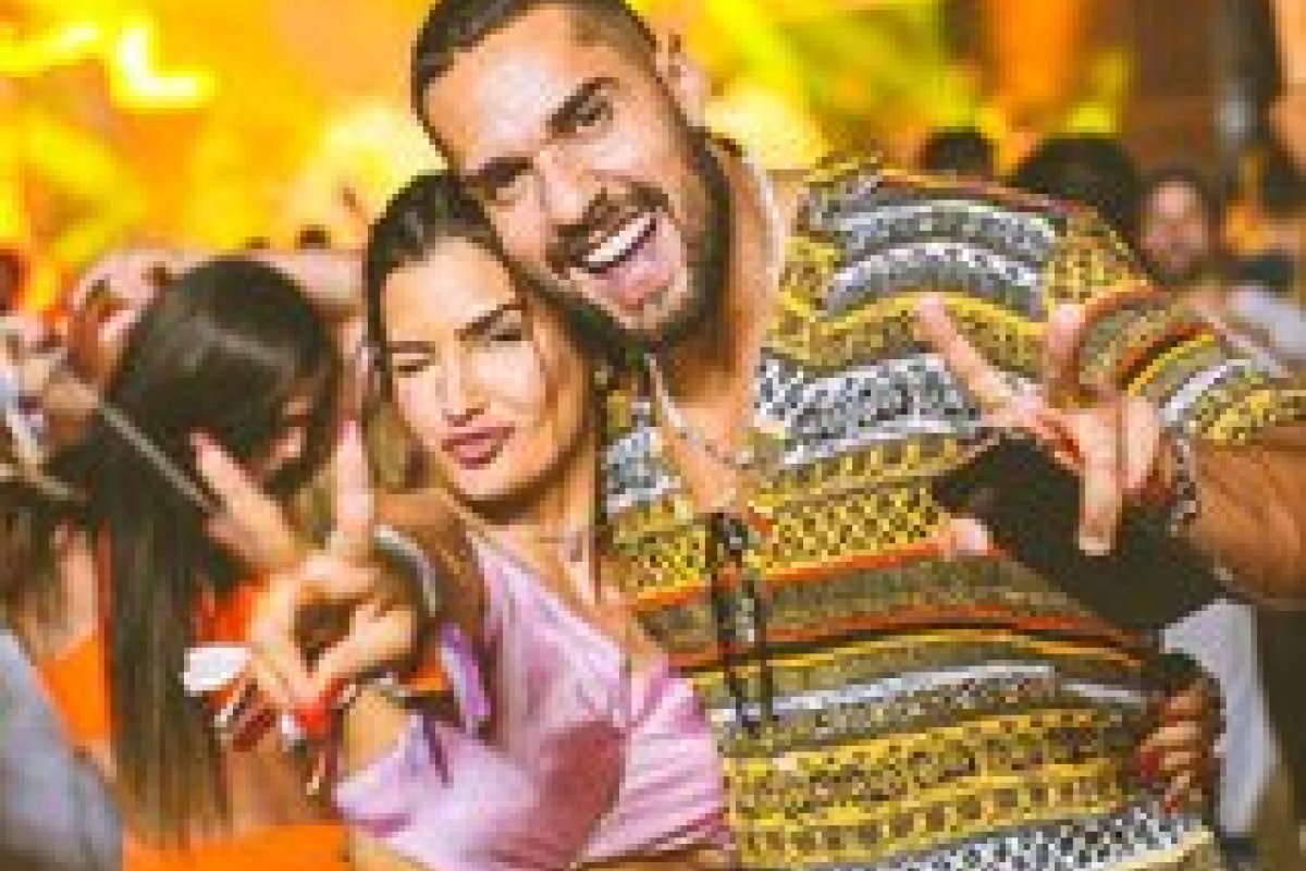 Bil Araújo e Marina Ferrari aproveitam juntos as festas na Praia do Patacho