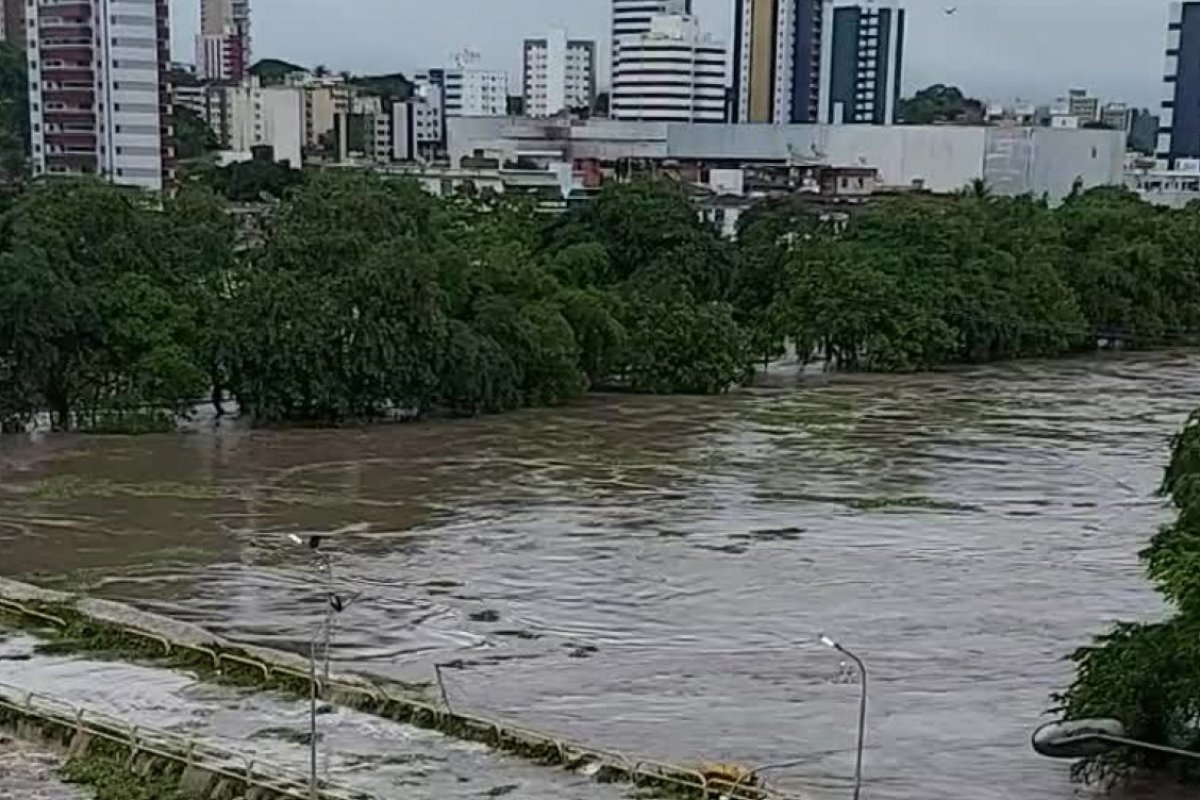 Itabuna anuncia auxílio de R$ 3 mil para famílias que perderam imóveis na chuva