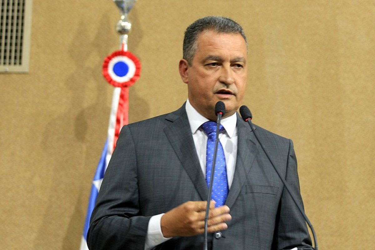 Rui Costa afirma que estado não ficará refém de criminosos em caso de possível greve da PM