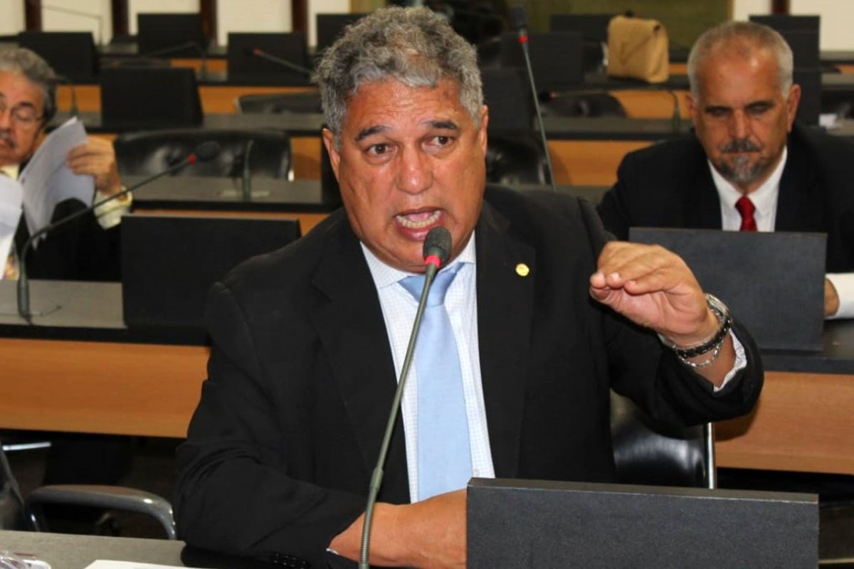Líder do Governo na Alba critica ação de Prisco deflagrando greve da PM na BA