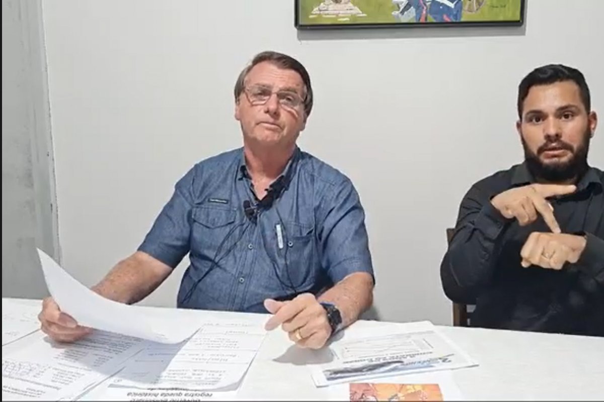 "Não iam nos ajudar, talvez até atrapalhassem", afirma Bolsonaro sobre ajuda humanitária da Argentina