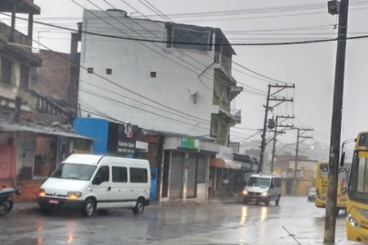 Caminhão invade residência em Paripe