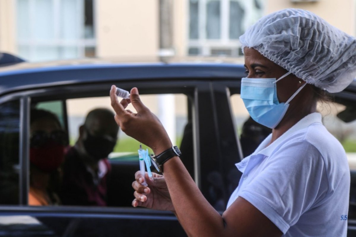 Vacinação contra Covid-19 e gripe será suspensa no feriado do ano novo